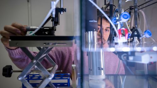 The SonoGuard project involves developing sensors to monitor deep surgical wounds. To simulate the conditions found in the human body, Benjamin Suter conducts tests in water.
