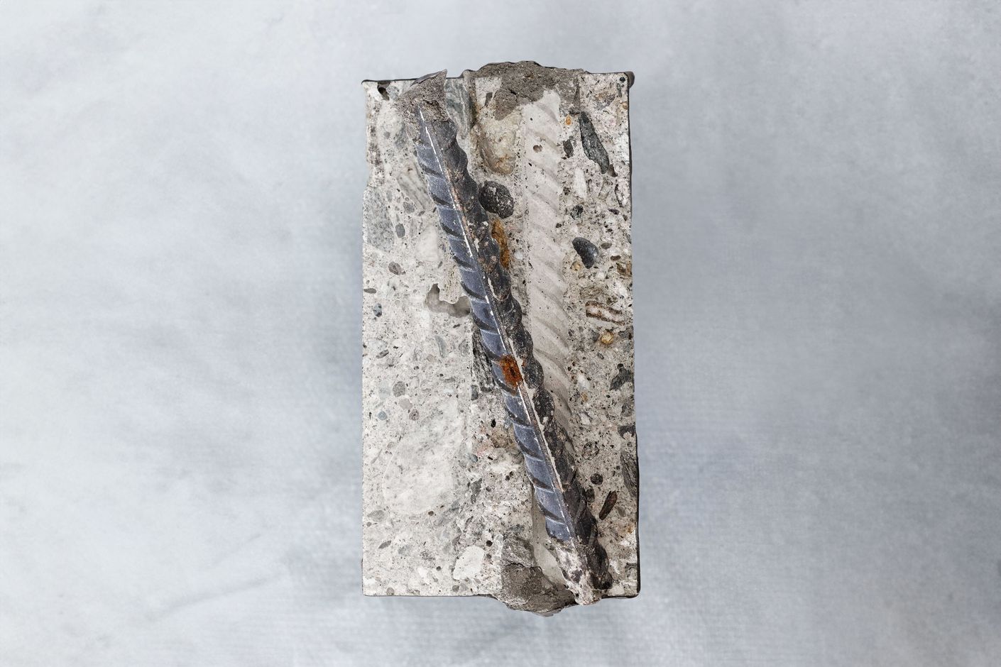 Beton und Stahl sind ein unschlagbar starkes Gespann: Auch Grossbauten wie Brücken und Tunnels können damit stabil und dauerhaft gebaut werden. Beton und Stahl