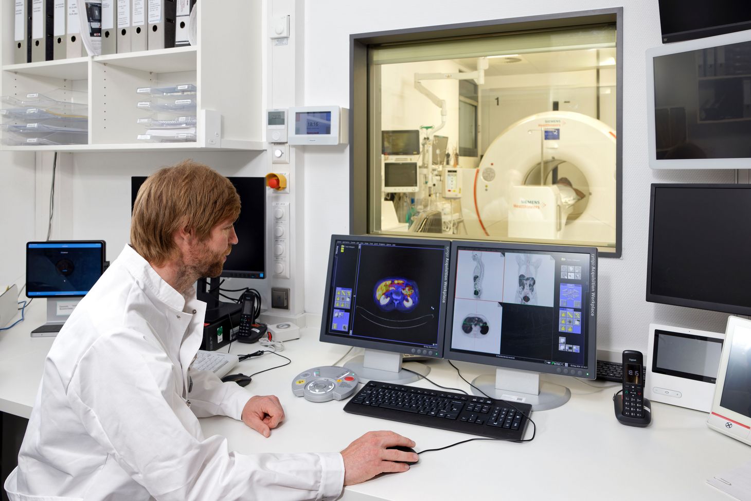 Ein Forschender am Computer