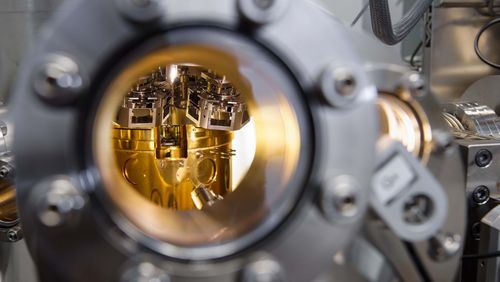 Blick durchs Guckloch in die golden schimmernde Kammer im Rastertunnelmikroskop, wo die Materialproben unter Vakuum vermessen werden.