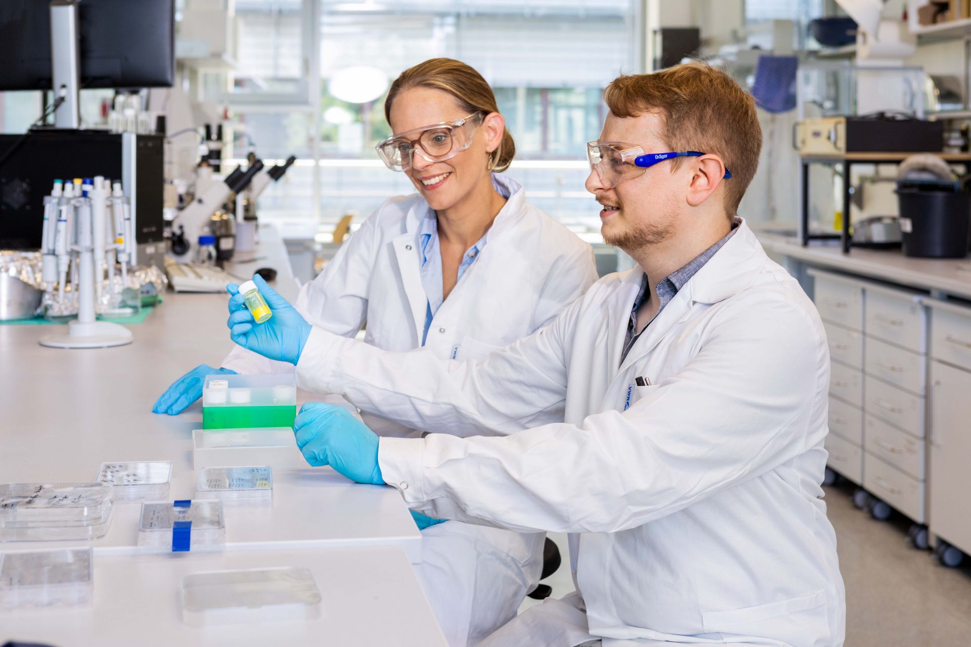 Laura De Laporte (left) and her colleagues are specialised in using novel materials to fabricate complex structures of natural tissues for medical application. Laura De Laporte and an employee in the lab
