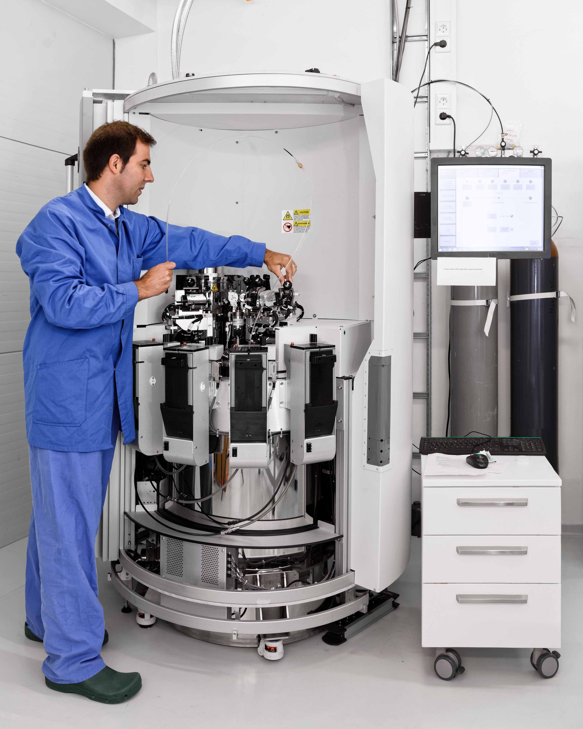 Magnetic resonance imaging and hyperpolarised medical imaging make it possible to recognise cells with disrupted metabolic processes—cancer cells, for instance—already at an early stage. Magnetic resonance imaging and hyperpolarised medical imaging.