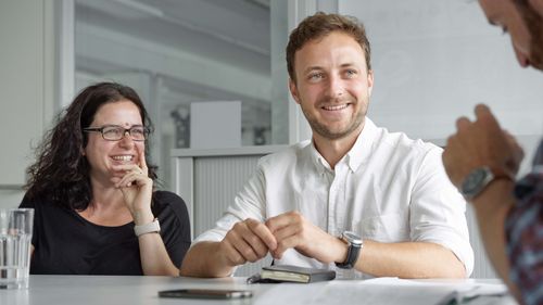 Foto von der Unternehmensgründerin Daniela Marino und dem Jungunternehmer Yannick Devaud.