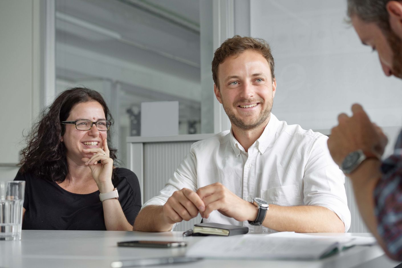 Foto von der Unternehmensgründerin Daniela Marino und dem Jungunternehmer Yannick Devaud.