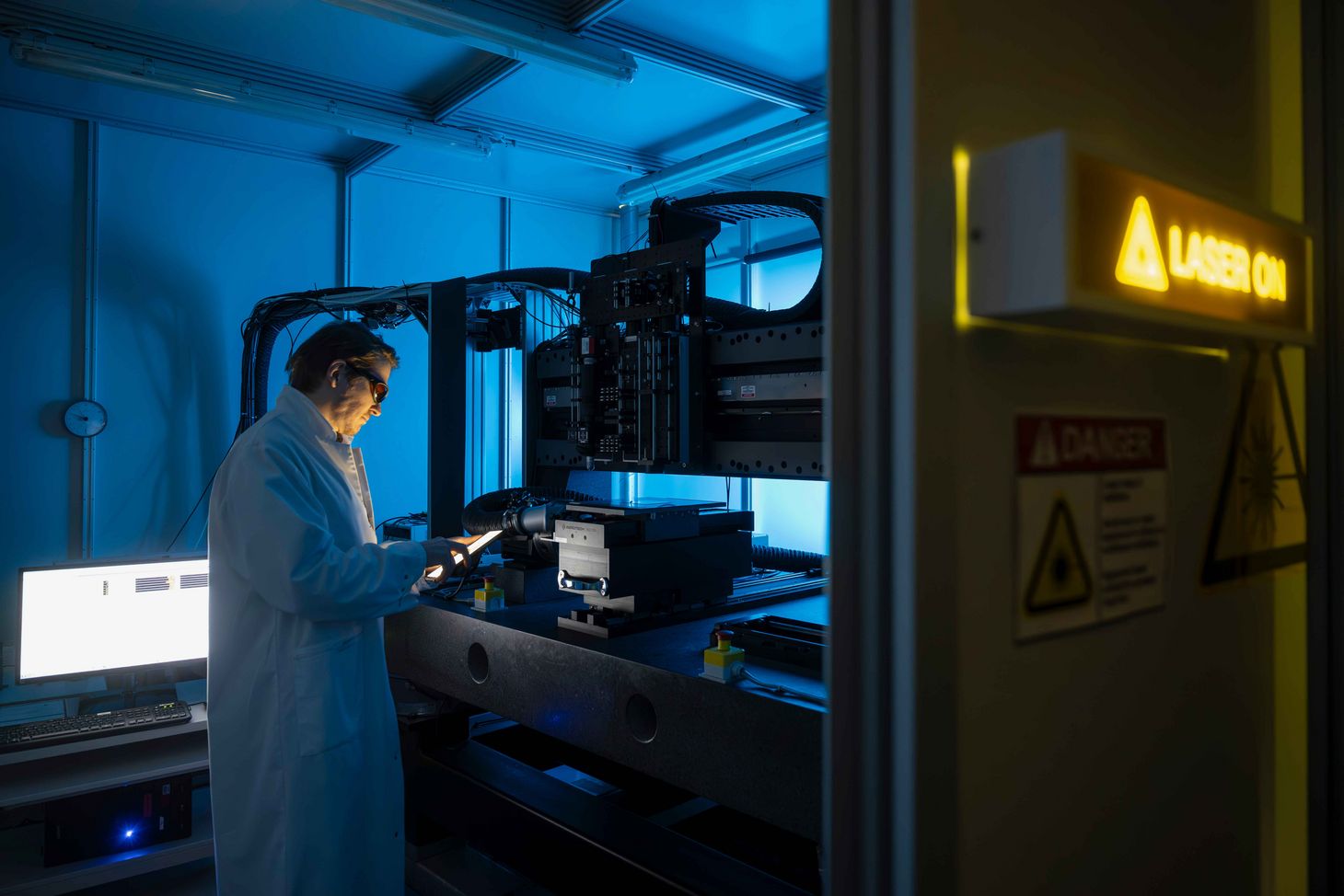 Im Laserlabor verleihen die Forschenden den Metalloberflächen neue, beispielsweise wasserabweisende Eigenschaften.