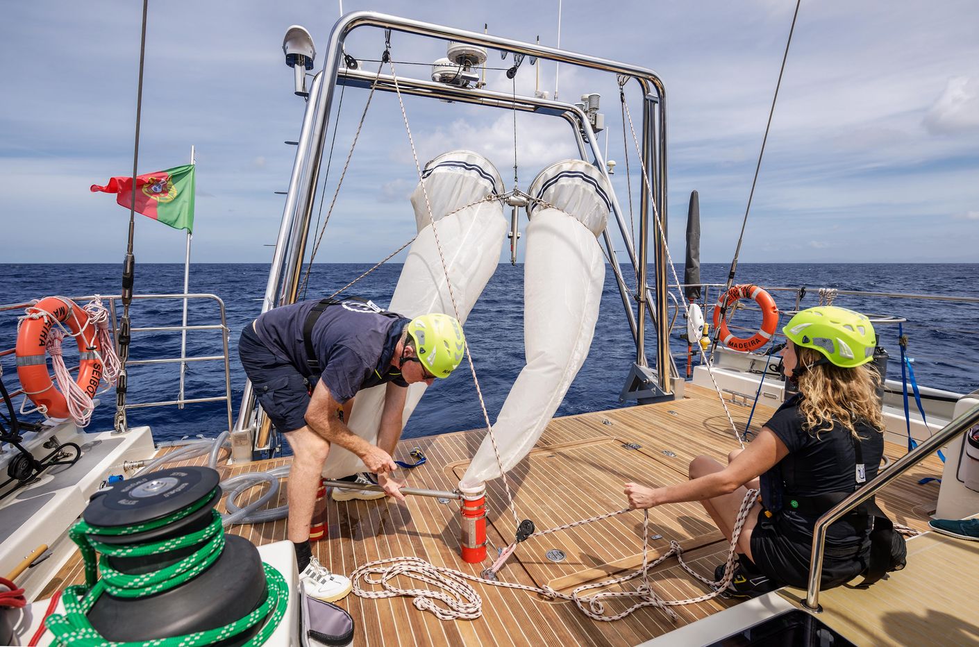 Anpacken auf hoher See: Auf der «Eugen Seibold» nehmen Forschende mit diversen Geräten Unmengen von wertvollen Klimadaten auf. Forschende auf der Eugen Seibold beim Aufnehmen von Klimadaten