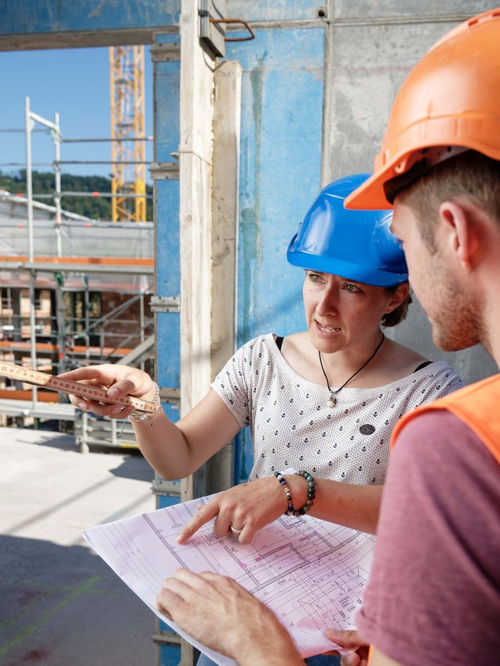 Foto mit der Bauingenieurin Stefanie Burri auf einer Baustelle.