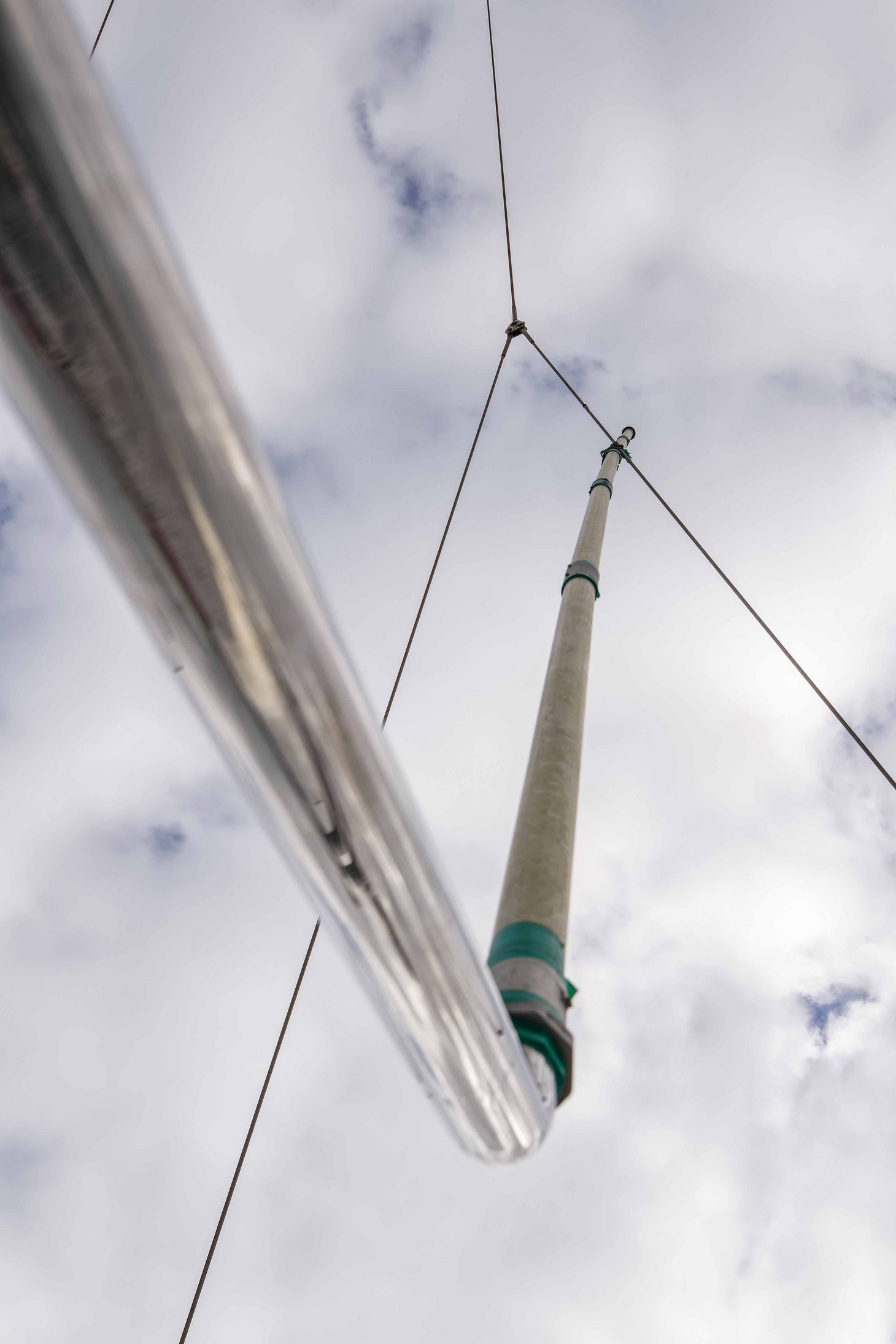 On board the Seibold: a large “air vacuum cleaner”, with a ten-metre-long hose hovers over the poop deck. The “trunk” sucks in air, channelling it directly to the wet lab for analysis. Among the particles in the air is dust, which plays a major role in the climate system—for instance, dust can have a cooling effect because it reflects the sun’s rays.