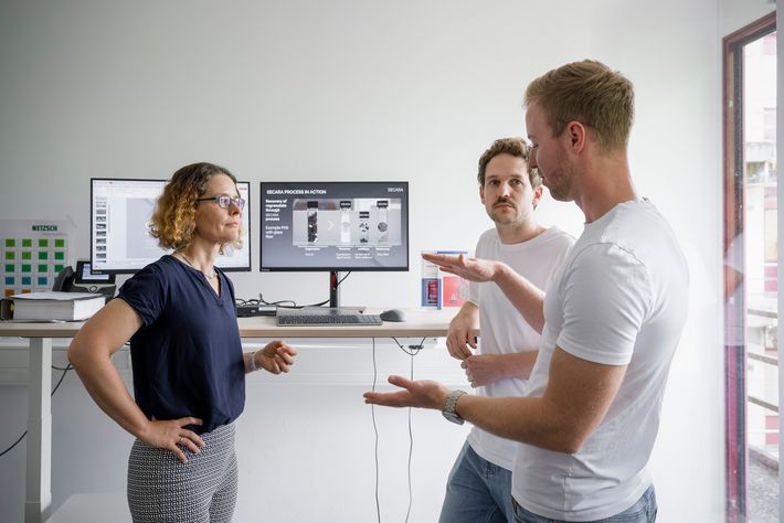 SECARA is a spin-off from the group led by Professor Regina Palkovits (left), co-head of the WSS Research Centre “catalaix”.
