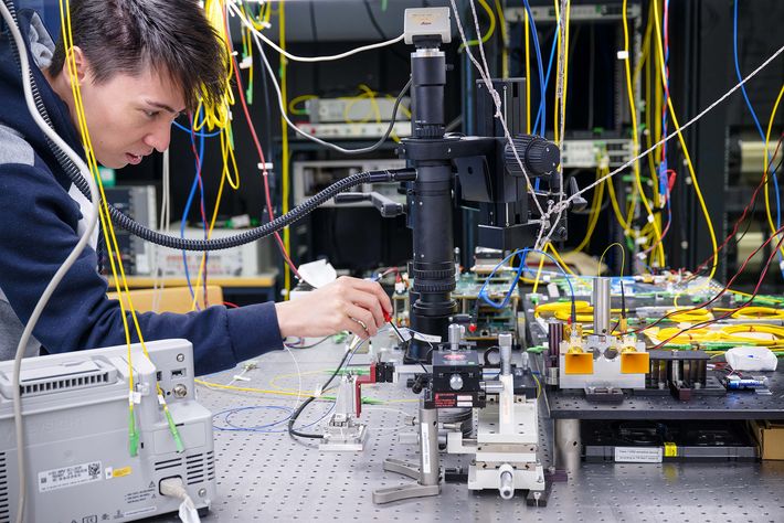 Electronics of the future: in Jürg Leuthold’s lab at ETH Zurich, researchers are creating microchips that are switched on and off via a single atom. A researcher at work
