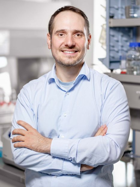 Porträt von Pierre Stallforth, Projektleiter, Chemiker und Biotechnologe.