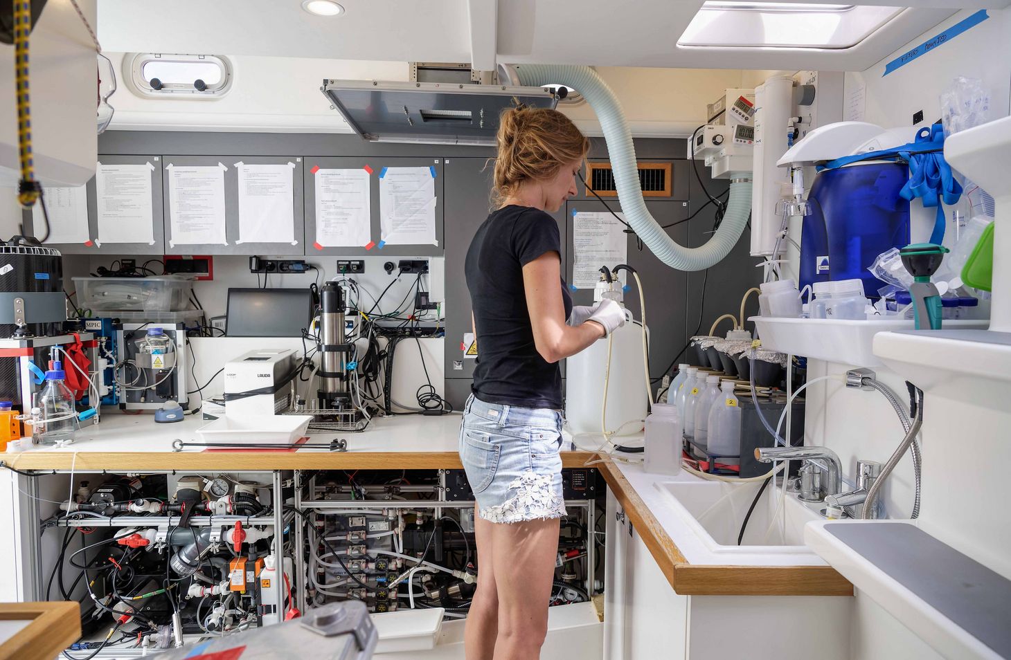Im Bild das Nasslabor: Auf dem Labortisch stehen das Durchfluss-Zytometer (links) und das Fast Repetition Rate fluorometer (FRRf; Mitte), die das Pico-, Nano-, und Mikro-Plankton bzw. die Chlorophyll-Aktivität messen.