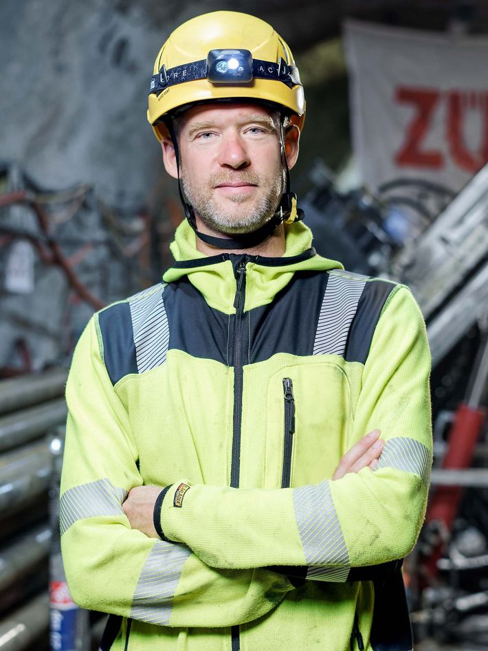 Marian Hertrich, Geophysiker an der ETH Zürich, ist der Manager des Bedretto-Untergrundlabors. Er koordiniert die verschiedenen Forschungsgruppen und Experimente. Marian Hertrich, Geophysiker an der ETH Zürich.