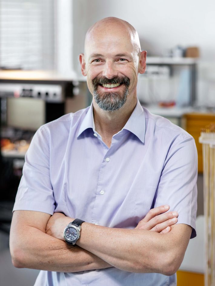 Der Mikroingenieur Yves Perriard hatte die innovative Idee, strombetriebene künstliche Muskeln zu entwickeln. Er leitet das Zentrum für künstliche Muskeln in Neuenburg (Schweiz).