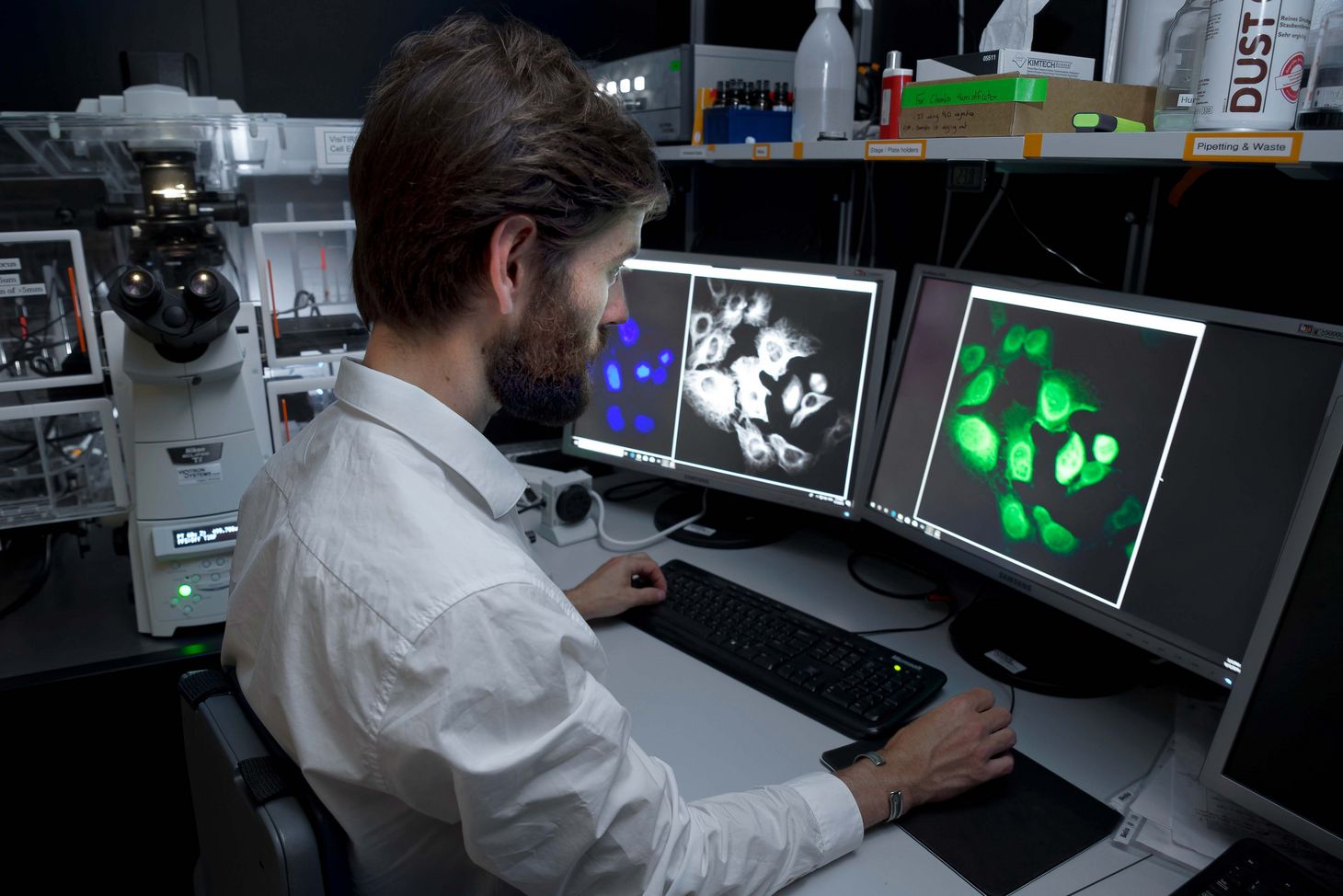 Photo of the cell biologist Gabriele Gut in a laboratory.