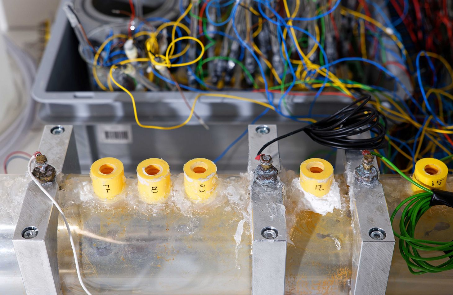 Um örtlich aufgelöst zu messen, wie die Korrosion auf einem Stahlstab abläuft, werden viele Kabel mit einzelnen Messelektroden verbunden. Kabel, die mit einzelnen Messelektroden verbunden sind