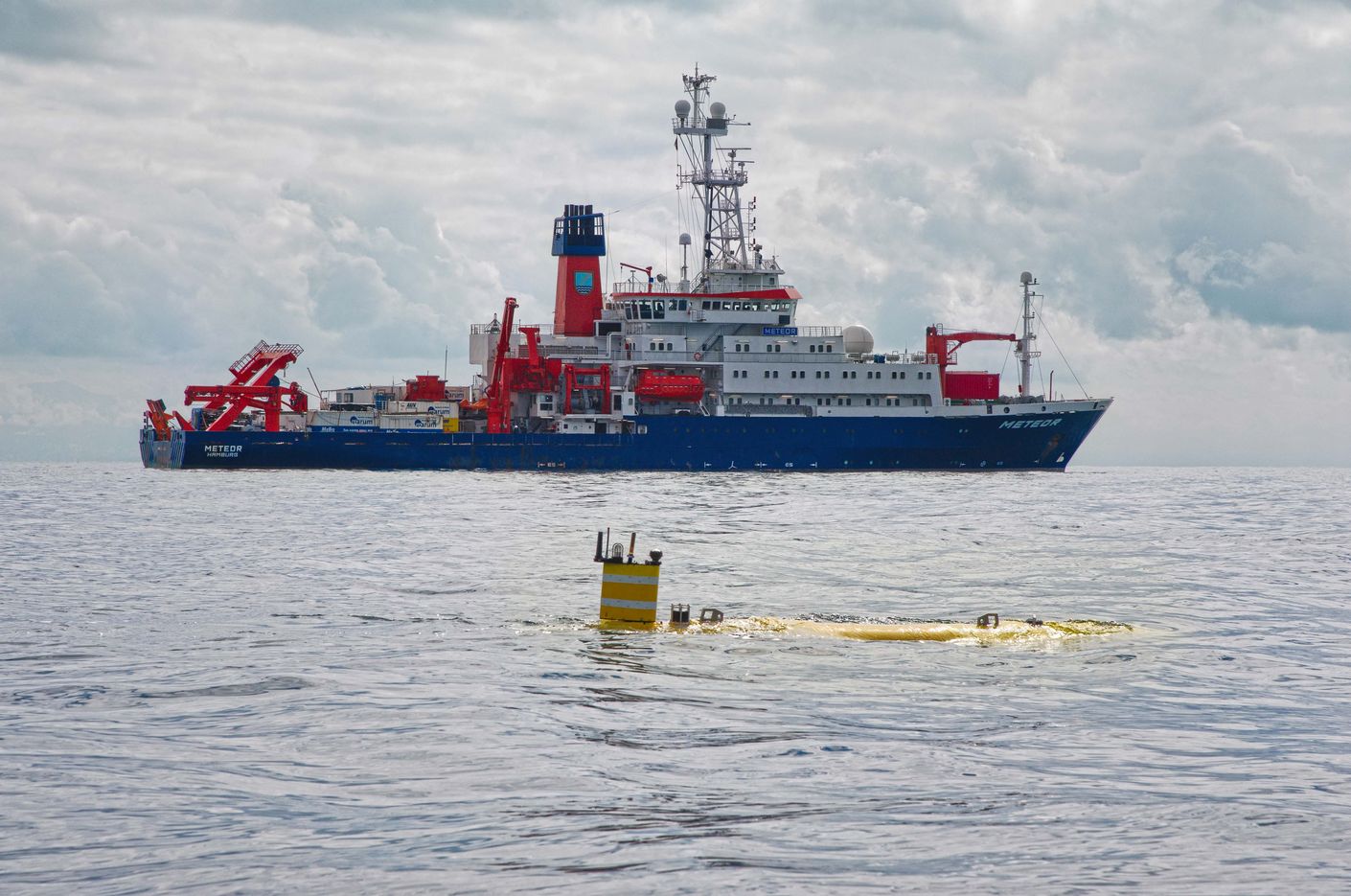 Photo of a MARUM underwater robot and his “mother ship”.