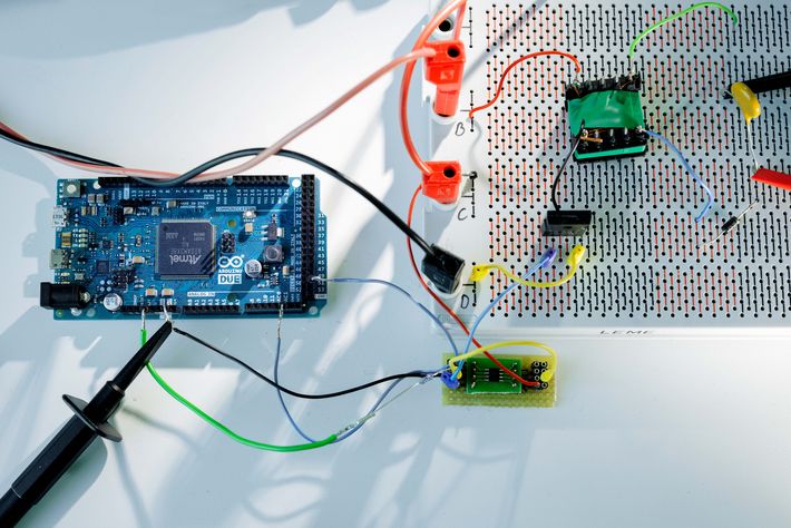 Foto einer magnetischen Induktion mit der eine Stromspannung von 5000 Volt erzeugt wird.