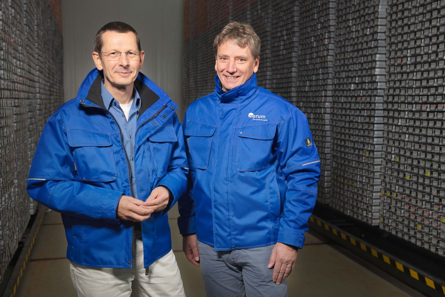 Michael Schulz, MARUM-Direktor (links), und Ralf Bachmayer, Leiter des Innovationszentrums für Tiefsee- Umweltüberwachung, arbeiten gemeinsam für den Schutz der Tiefsee – im Hintergrund gekühlte Bohrkerne im MARUM Archiv.