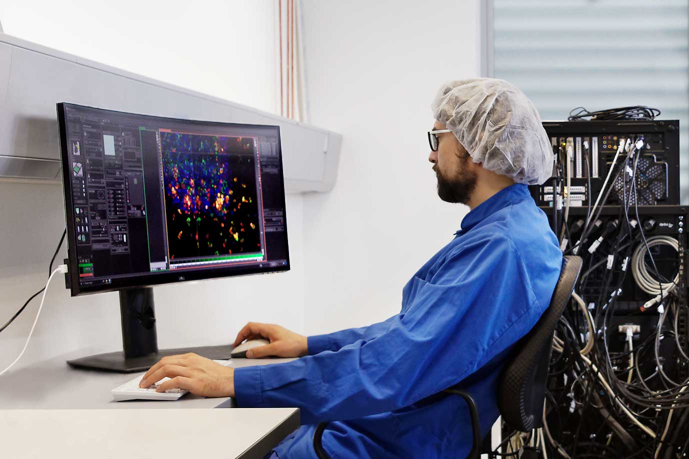 At the Werner Siemens Imaging Center in Tübingen, researchers are using machine learning to process and analyse massive datasets generated by PET and MRI scans, opening up new possibilities in tumour diagnostics. A researcher is processing and analyzing massive datasets on the computer.