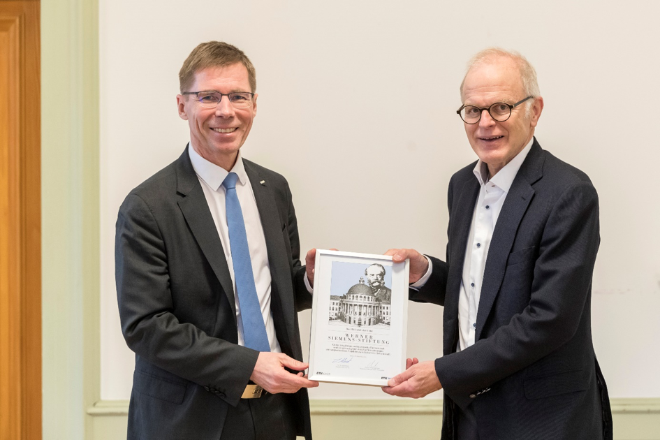 Foto mit ETH-Präsident Joël Mesot und Dr. Hubert Keiber, Obmann des Kuratoriums der Werner Siemens-Stiftung.